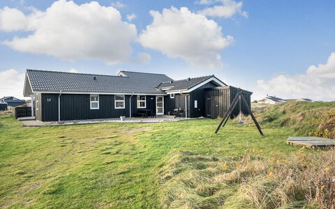 Rodna - 452M from the Sea: Bois, Toit, Maison, Chalet, Porte, Domicile, Siding, Lot Terre, Batiments Jardin, Cabanon