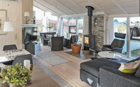Mathias - 625M from the Sea: Meubles, Design Intérieur, Chaise, Sol, Table, Recours, Sol, Plafond, Pièce, Eco Hôtel