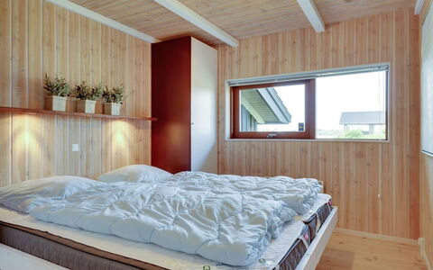 Gretha - 1.0Km from the Sea: Design Intérieur, Bois, Sol, Chambre, Sol, Plafond, Lit, Pièce, Meubles, Éclairage