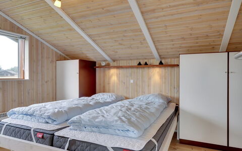 Gretha - 1.0Km from the Sea: Bois, Chambre, Plafond, Design Intérieur, Lit, Meubles, Domicile, Sol, Pièce, Drap De Lit