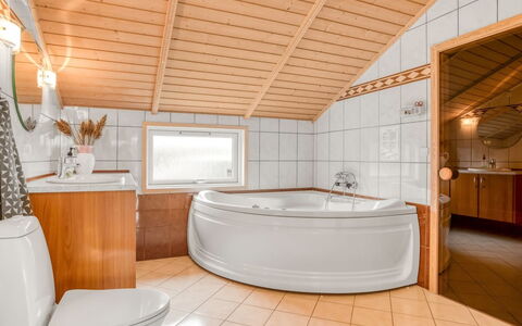 Leya - 1.2Km from the Sea: Meubles, Design Intérieur, Sol, Bois, Sol, Plafond, Parquet, Chaise, Table, Éclairage