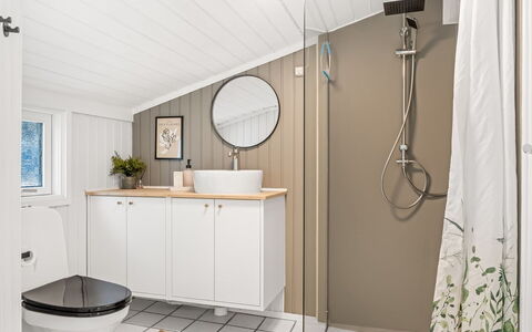 Halwarth - 250M from the Sea: Luminaire Plomberie, Sol, Bois, Design Intérieur, Sol, Évier, Plomberie, Salle De Bains, Plafond, Armoire De Toilette