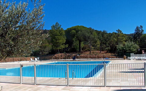 Les Mas de Gigaro: L'Eau, Ciel, Piscine, Bleu Azur, Bleu, Ombre, Arbre, Rectangle, Clôture, Plante