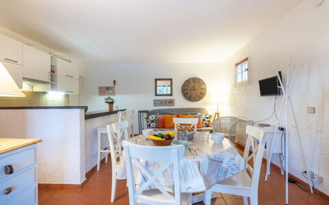 Les Mas de Gigaro: Meubles, Propriété, Table, Cabinetry, Chaise, Bois, Cadre, Tiroir, Sol, Sol