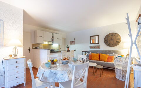 Les Mas de Gigaro: Meubles, Propriété, Table, Bois, Cabinetry, Design Intérieur, Chaise, Sol, Bâtiment, Cadre