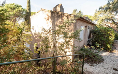 Les Mas de Gigaro: Plante, Ciel, Communauté Des Plantes, Bâtiment, Fenêtre, Arbre, Zone Rurale, Paysage, Nuage, Arbuste