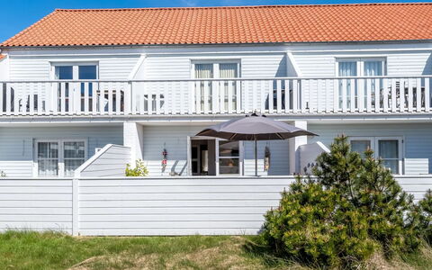 Cilla - 1Km from the Sea: Meubles, Design Intérieur, Sol, Bois, Sol, Plafond, Parquet, Chaise, Table, Éclairage