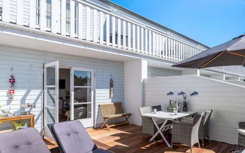 Cilla - 1Km from the Sea: Meubles, Design Intérieur, Sol, Bois, Sol, Plafond, Parquet, Chaise, Table, Éclairage