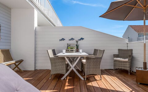 Cilla - 1Km from the Sea: Meubles, Design Intérieur, Sol, Bois, Sol, Plafond, Parquet, Chaise, Table, Éclairage