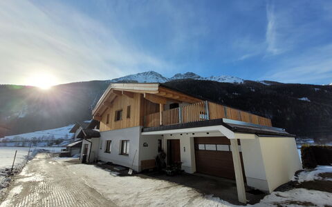Freiheit-La: Ciel, Nuage, Propriété, Bleu, Bleu Azur, Arbre, Bâtiment, Design Urbain, Arecales, Condominium