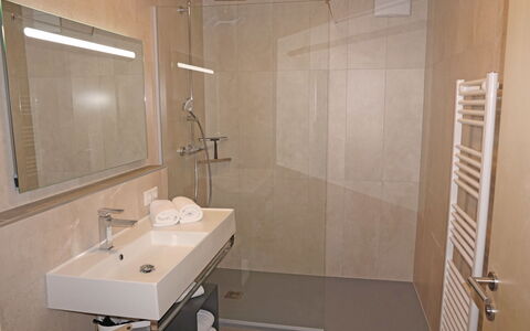 Freiheit-La: Robinet, Évier, Miroir, Luminaire Plomberie, Lavabo, Salle De Bains, Bâtiment, Douche, Sol