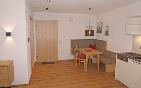 Freiheit-La: Meubles, Propriété, Bois, Éclairage, Design Intérieur, Table, Sol, Cabinetry, Tache De Bois, Sol