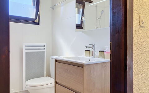 Dorenavant: Luminaire Plomberie, Salle De Bains, Armoire De Toilette, Sol, Lavabo, Sol, Design Intérieur, Miroir, Évier, Robinet