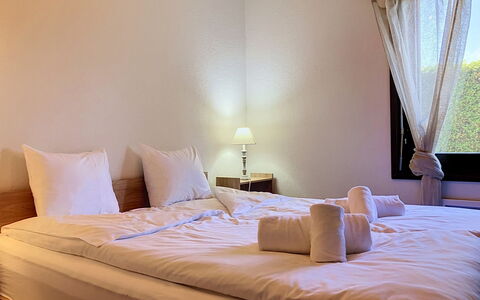 Dorenavant: Lit, Chambre, Bois, Drap De Lit, Sol, Sol, Literie, Design Intérieur, Cadre De Lit, Éclairage