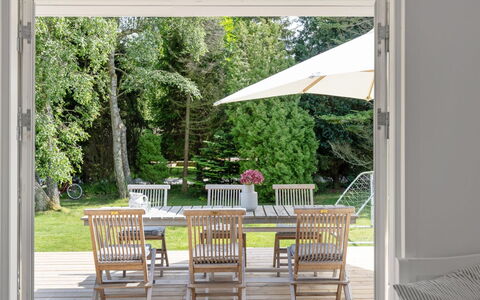 Kaino - 700M from the Sea: Meubles, Design Intérieur, Sol, Bois, Sol, Plafond, Parquet, Chaise, Table, Éclairage