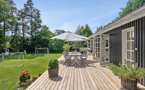 Kaino - 700M from the Sea: Meubles, Design Intérieur, Sol, Bois, Sol, Plafond, Parquet, Chaise, Table, Éclairage