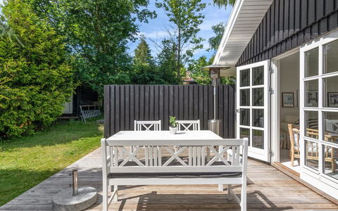 Kaino - 700M from the Sea: Meubles, Design Intérieur, Sol, Bois, Sol, Plafond, Parquet, Chaise, Table, Éclairage