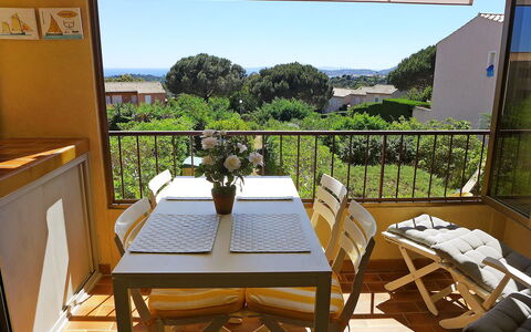 La Croix-Valmer 600: Propriété, Pièce, Maison, Bâtiment, Immobilier, Design Intérieur, Balcon, Meubles, Table, Domicile