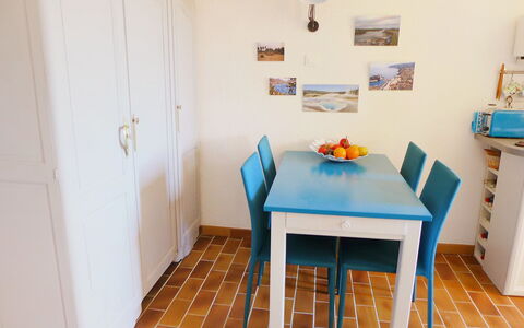 La Croix-Valmer 600: Pièce, Propriété, Sol, Meubles, Salle À Manger, Bleu, Design Intérieur, Table, Turquoise, Jaune