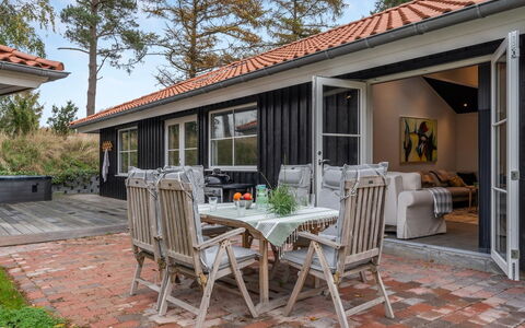 Ribanna - 650M from the Sea: Maison, Toit, Domicile, Zone Résidentielle, Chalet, Porte, Biens, Cour, Pelouse, Ombre