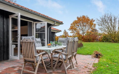 Ribanna - 650M from the Sea: Maison, Toit, Domicile, Zone Résidentielle, Chalet, Porte, Biens, Cour, Pelouse, Ombre