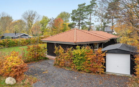 Ribanna - 650M from the Sea: Maison, Toit, Domicile, Zone Résidentielle, Chalet, Porte, Biens, Cour, Pelouse, Ombre