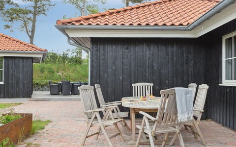 Ribanna - 650M from the Sea: Maison, Toit, Domicile, Zone Résidentielle, Chalet, Porte, Biens, Cour, Pelouse, Ombre