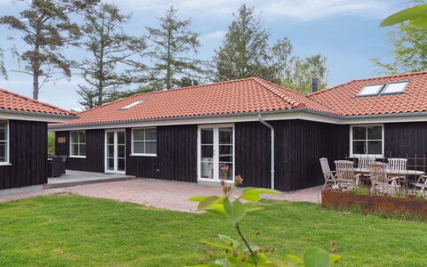 Ribanna - 650M from the Sea: Maison, Toit, Domicile, Zone Résidentielle, Chalet, Porte, Biens, Cour, Pelouse, Ombre