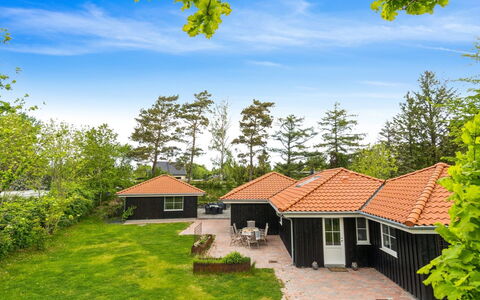 Ribanna - 650M from the Sea: Maison, Toit, Domicile, Zone Résidentielle, Chalet, Porte, Biens, Cour, Pelouse, Ombre