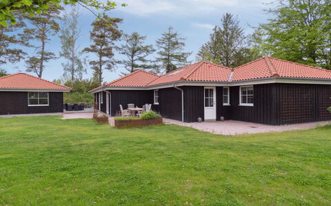 Ribanna - 650M from the Sea: Maison, Toit, Domicile, Zone Résidentielle, Chalet, Porte, Biens, Cour, Pelouse, Ombre