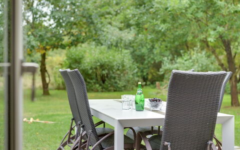 Heino - 3.5Km from the Sea: Meubles, Design Intérieur, Sol, Bois, Sol, Plafond, Parquet, Chaise, Table, Éclairage