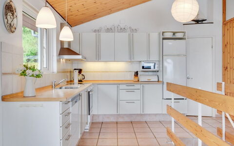 Grumme - 30M to the Fjord: Cuisine, Comptoir, Design Intérieur, Sol, Appareil De Cuisine, Bois, Meubles, Plafond, Luminaire, Cabinetry
