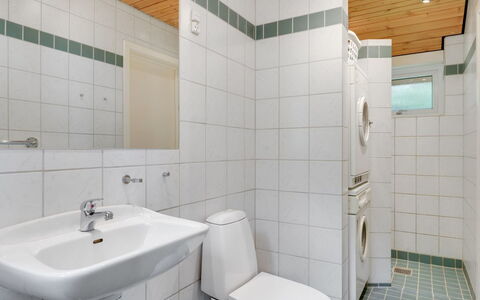 Grumme - 30M to the Fjord: Salle De Bains, Luminaire Plomberie, Lavabo, Évier, Sol, Sol, Toilette, Design Intérieur, Siège De Toilette, Robinet