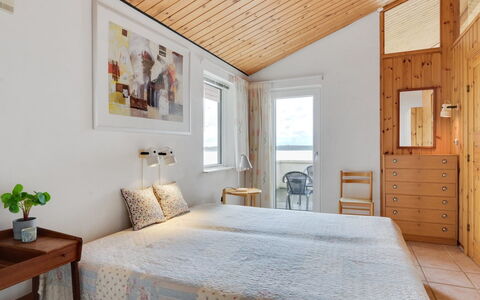 Grumme - 30M to the Fjord: Meubles, Design Intérieur, Lit, Chambre, Mur, Sol, Sol, Bois, Plafond, Pièce