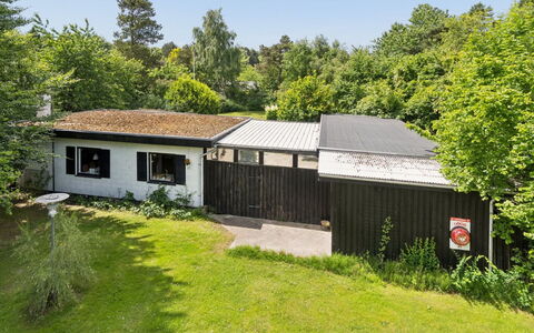 Gadde - 1Km from the Sea: Maison, Zone Résidentielle, Domicile, Toit, Paysage, Arbuste, Lot Terre, Chalet, Zone Rurale