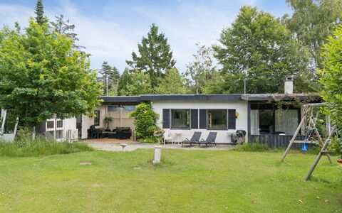Gadde - 1Km from the Sea: Herbe, Maison, Domicile, Arbuste, Zone Résidentielle, Lot Terre, Toit, Chalet, Biens, Jardin