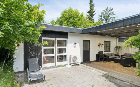 Gadde - 1Km from the Sea: Maison, Domicile, Toit, Porte, Chalet, Jardin, Ombre, Béton, Cour, Biens