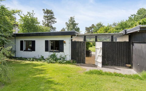 Gadde - 1Km from the Sea: Domicile, Maison, Lot Terre, Toit, Chalet, Jardin, Arrière-Cour, Pelouse, Biens, Ombre