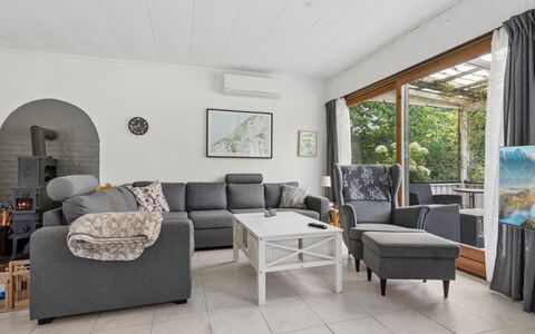 Gadde - 1Km from the Sea: Meubles, Design Intérieur, Canapé, Sol, Salon, Bois, Sol, Pièce, Plafond