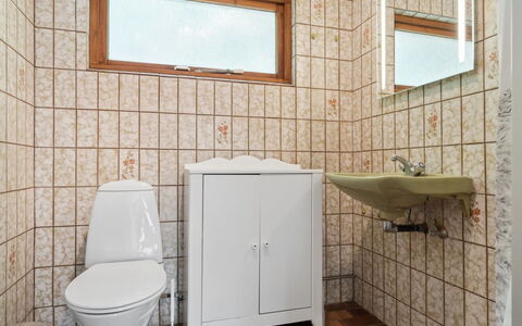 Gadde - 1Km from the Sea: Sol, Mur, Luminaire Plomberie, Sol, Salle De Bains, Design Intérieur, Évier, Lavabo, Tuile, Plomberie