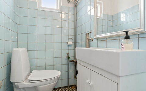Gadde - 1Km from the Sea: Siège De Toilette, Salle De Bains, Toilette, Luminaire Plomberie, Mur, Sol, Design Intérieur, Sol, Évier, Lavabo