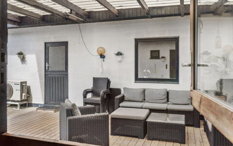 Gadde - 1Km from the Sea: Bois, Meubles, Sol, Sol, Domicile, Composite, Plate-Forme, Porte, Porche, Mobilier De Jardin