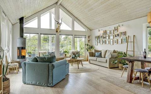 Bernadete - 50M to the Fjord: Bois, Canapé, Salon, Design Intérieur, Plafond, Sol, Parquet, Meubles, Domicile