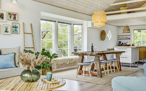 Bernadete - 50M to the Fjord: Meubles, Design Intérieur, Bois, Sol, Plafond, Chaise, Table, Domicile, Sol, Salon