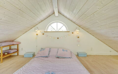 Bernadete - 50M to the Fjord: Sol, Sol, Design Intérieur, Bois, Plafond, Chambre, Parquet, Lit, Éclairage, Meubles