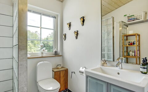 Bernadete - 50M to the Fjord: Mur, Salle De Bains, Luminaire Plomberie, Sol, Design Intérieur, Sol, Robinet, Toilette, Plomberie, Évier