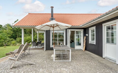 Bernadete - 50M to the Fjord: Toit, Maison, Domicile, Chalet, Biens, Porche, Cour, Ferme, Allée, Mobilier De Jardin