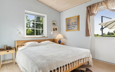 Bernadete - 50M to the Fjord: Meubles, Lit, Design Intérieur, Chambre, Sol, Sol, Bois, Literie, Drap De Lit, Plafond