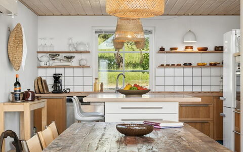Bernadete - 50M to the Fjord: Meubles, Cuisine, Bois, Design Intérieur, Sol, Comptoir, Cabinetry, Luminaire, Plafond, Sol