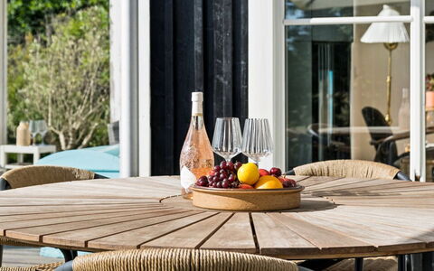 Bernadete - 50M to the Fjord: Appartement, Ombre, Balcon, Chaise, Clôture, Mobilier De Jardin, Aluminium, Gazon Artificiel